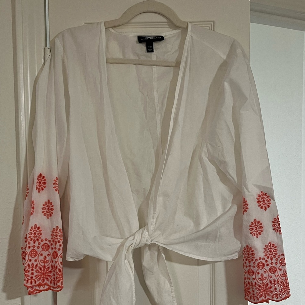 Cropped Shrug white with salmon and scalloped sleeves